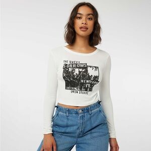 Ardene | White Cropped Long Sleeve Graphic Tee